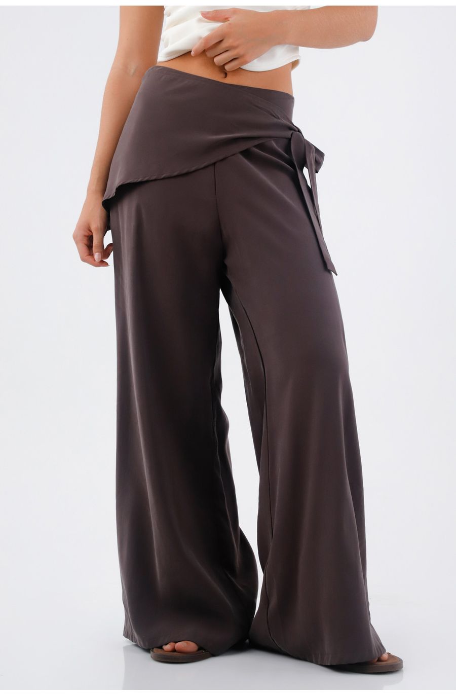 Pantalón para mujer de tejido fluido marrón palazzo con cintura cruzada
