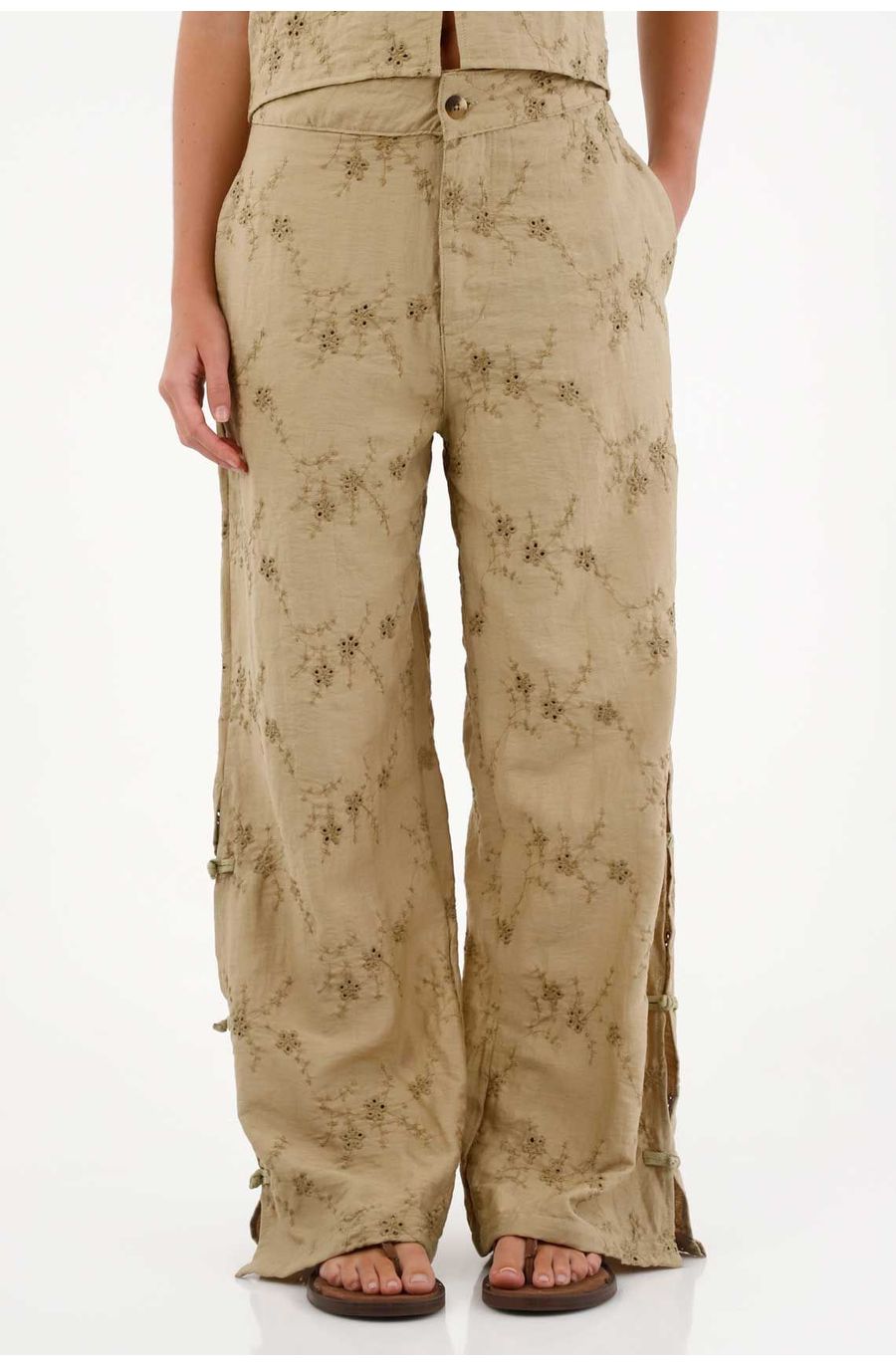 Pantalón para mujer de tejido ligero beige fit wide leg con bordado floral