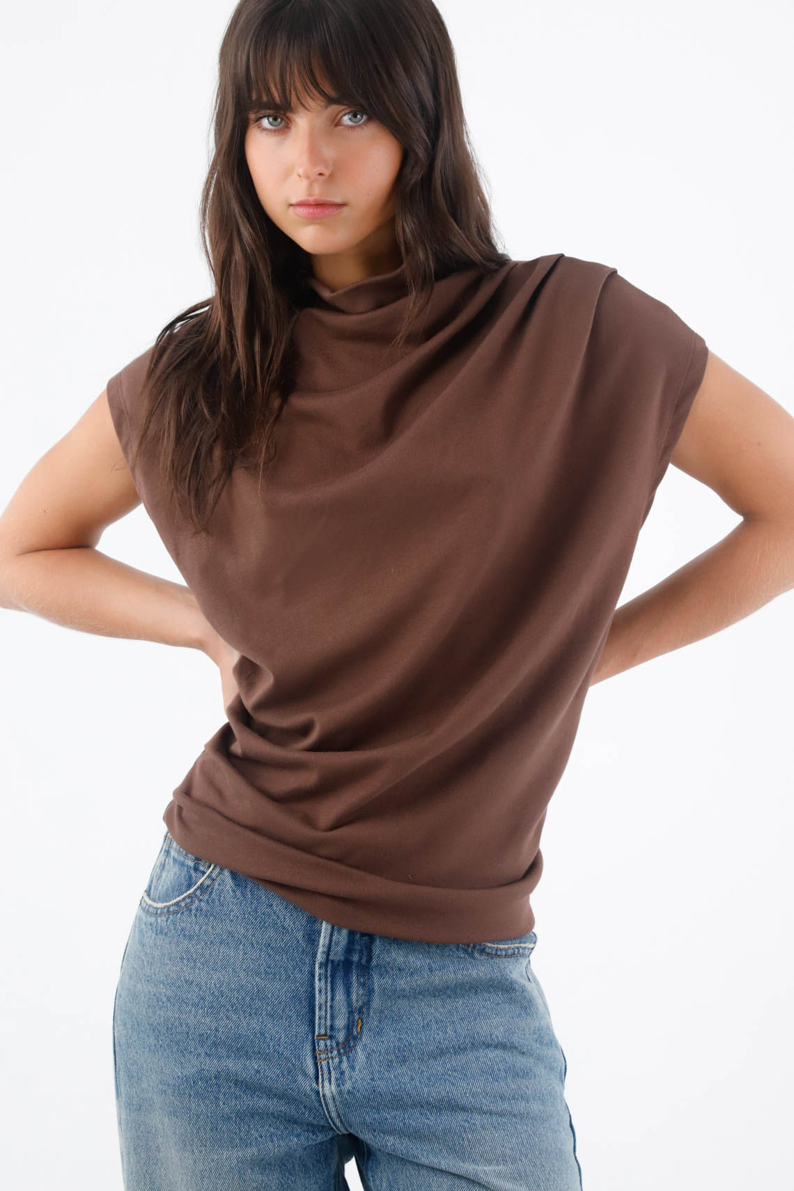 Camiseta para mujer de algodón café fit relajado con cuello drapeado