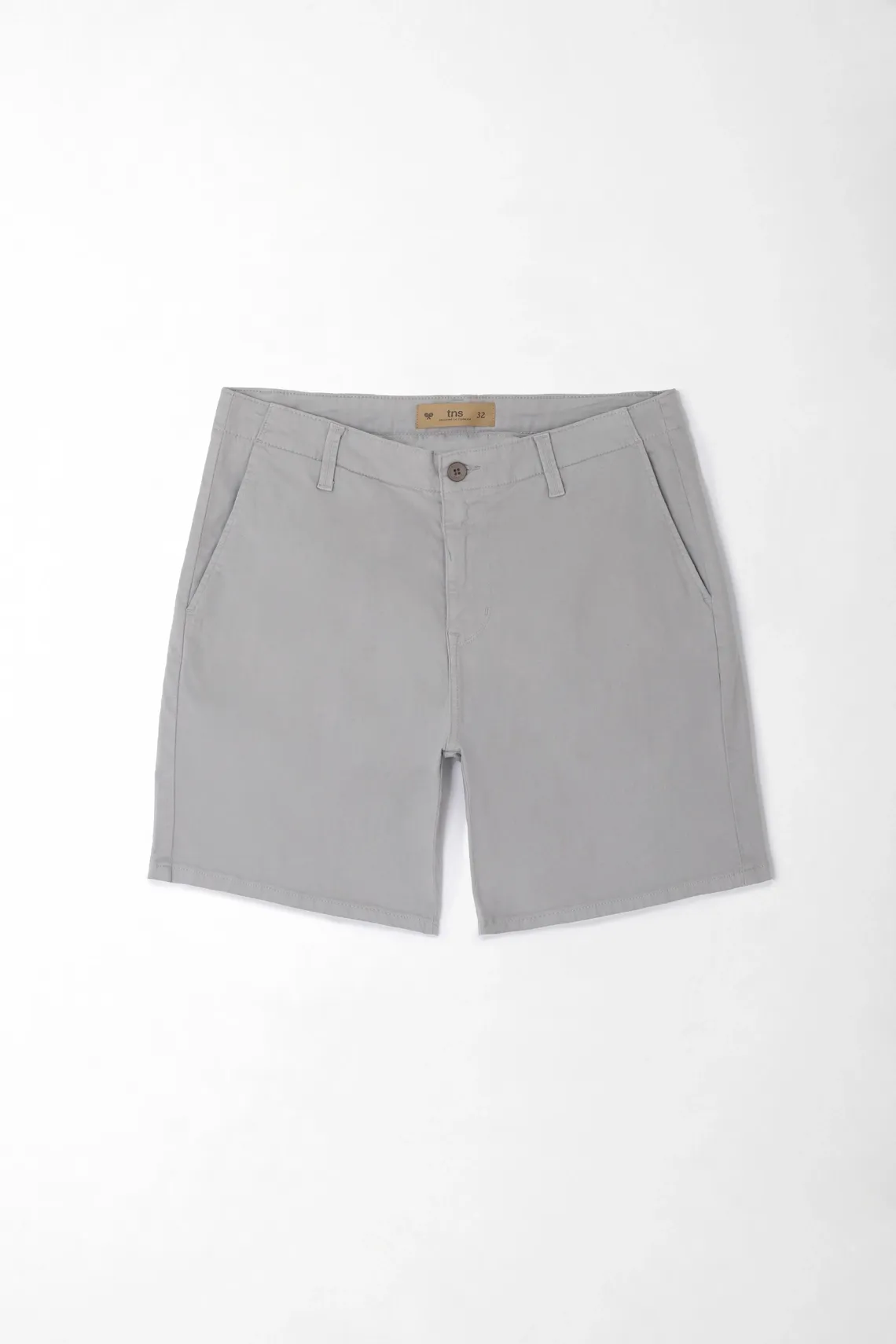 Bermuda para hombre en algodón gris claro fit tradicional con bolsillos diagonales tipo chino