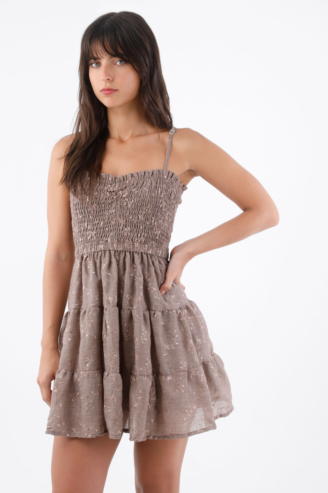 Vestido corto para mujer en poliéster taupe fit evasé con cuerpo fruncido