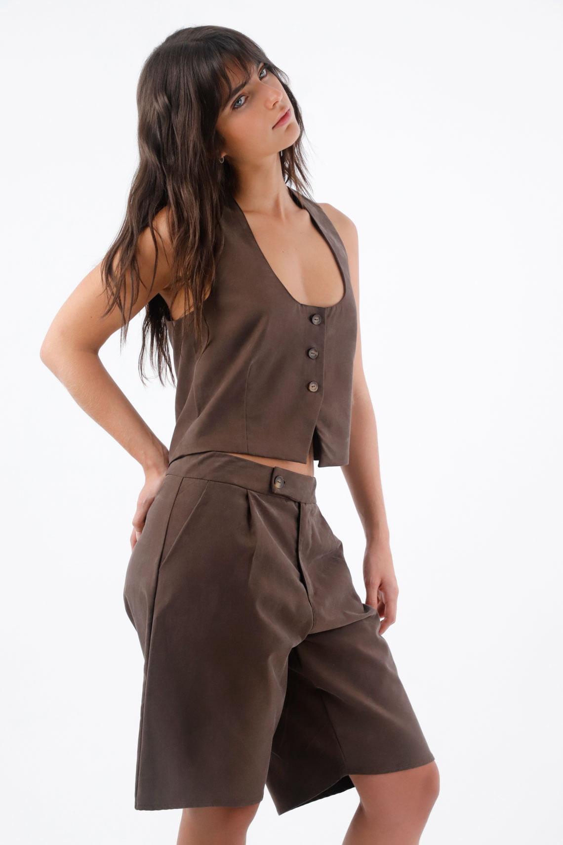 Bermuda para mujer en  café fit relajado con pliegues sastre