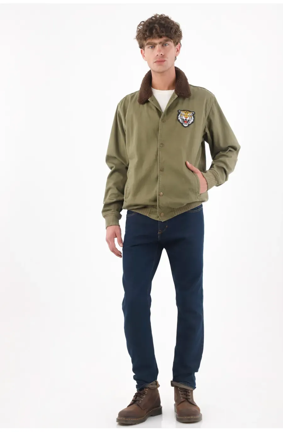Chaqueta tipo bomber para hombre en algodón verde oliva fit recto con parche de tigre