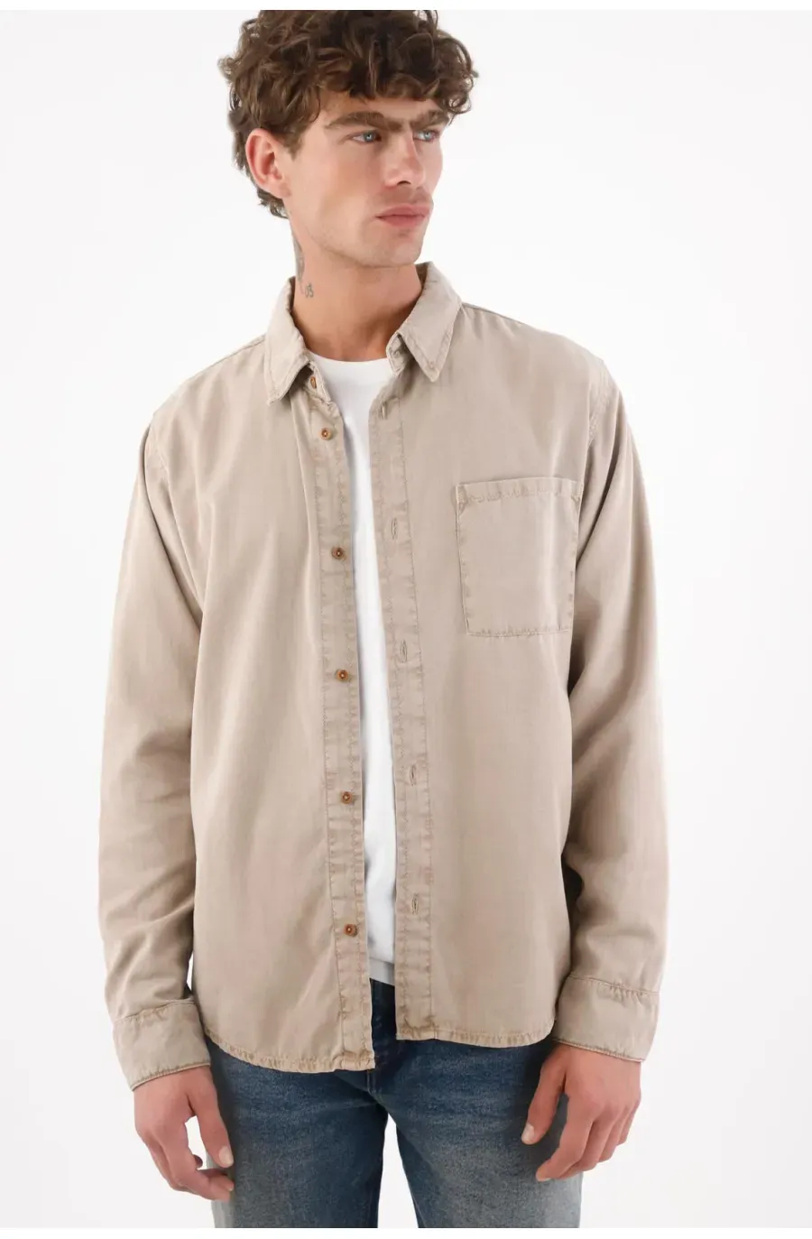 Camisa para hombre de algodón beige fit relajado con acabado lavado