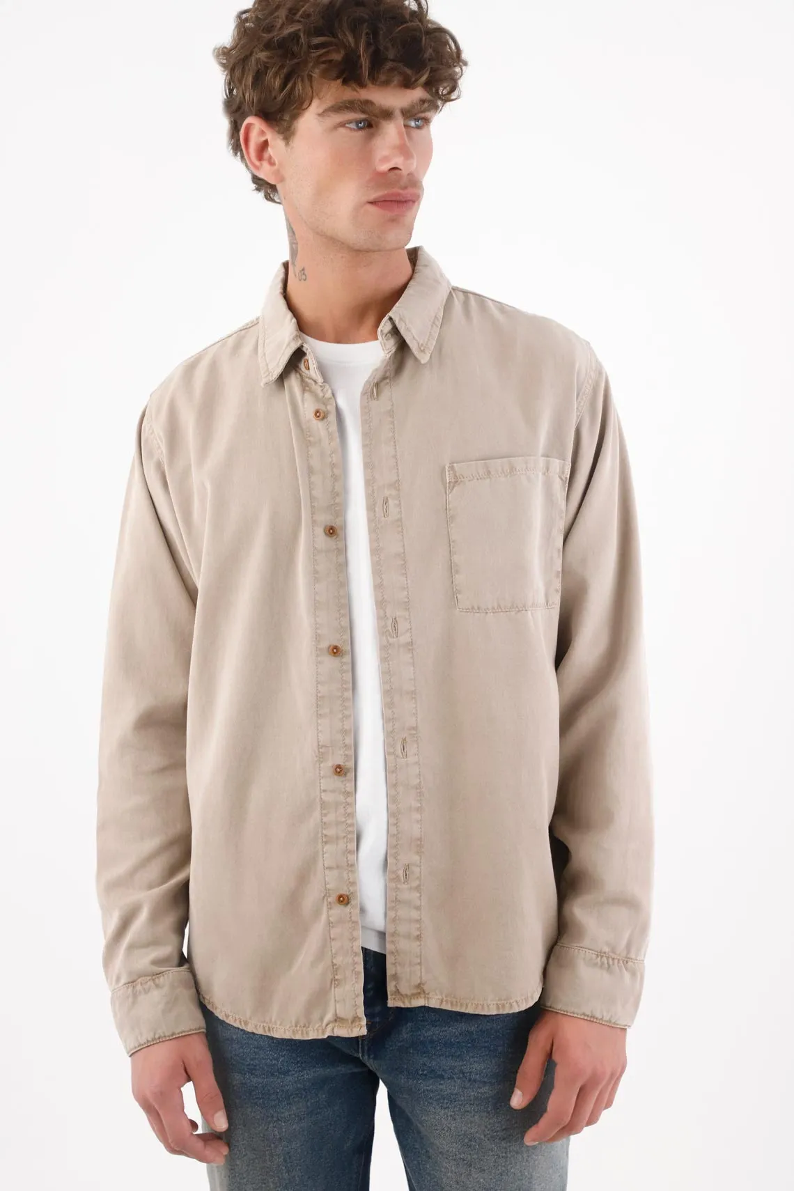 Camisa para hombre de algodón beige fit relajado con acabado lavado