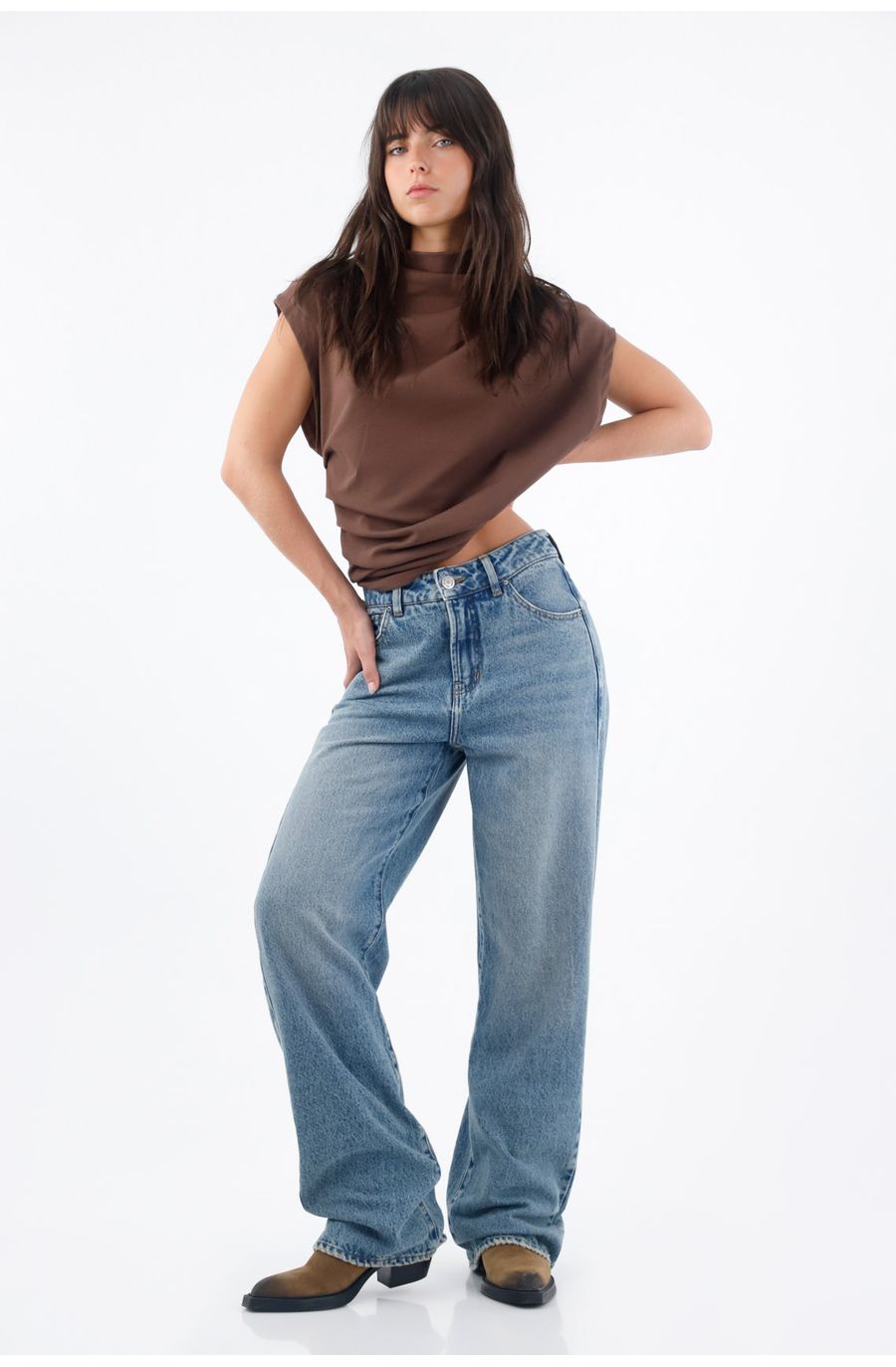 Jeans para mujer en denim de algodón azul medio fit recto con pretina doble botón