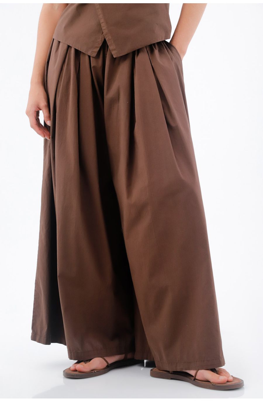 Pantalón para mujer en algodón café palazzo con pliegues profundos