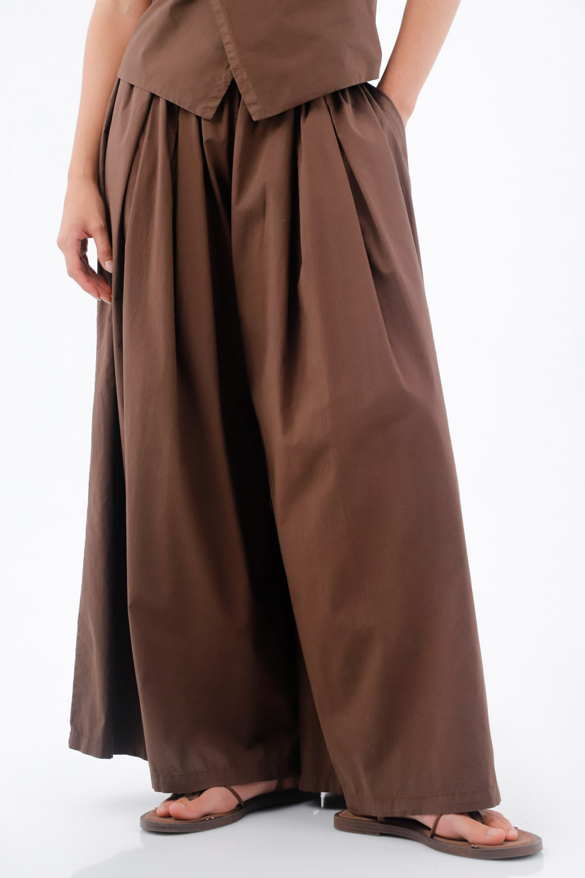 Pantalón para mujer en algodón café palazzo con pliegues profundos