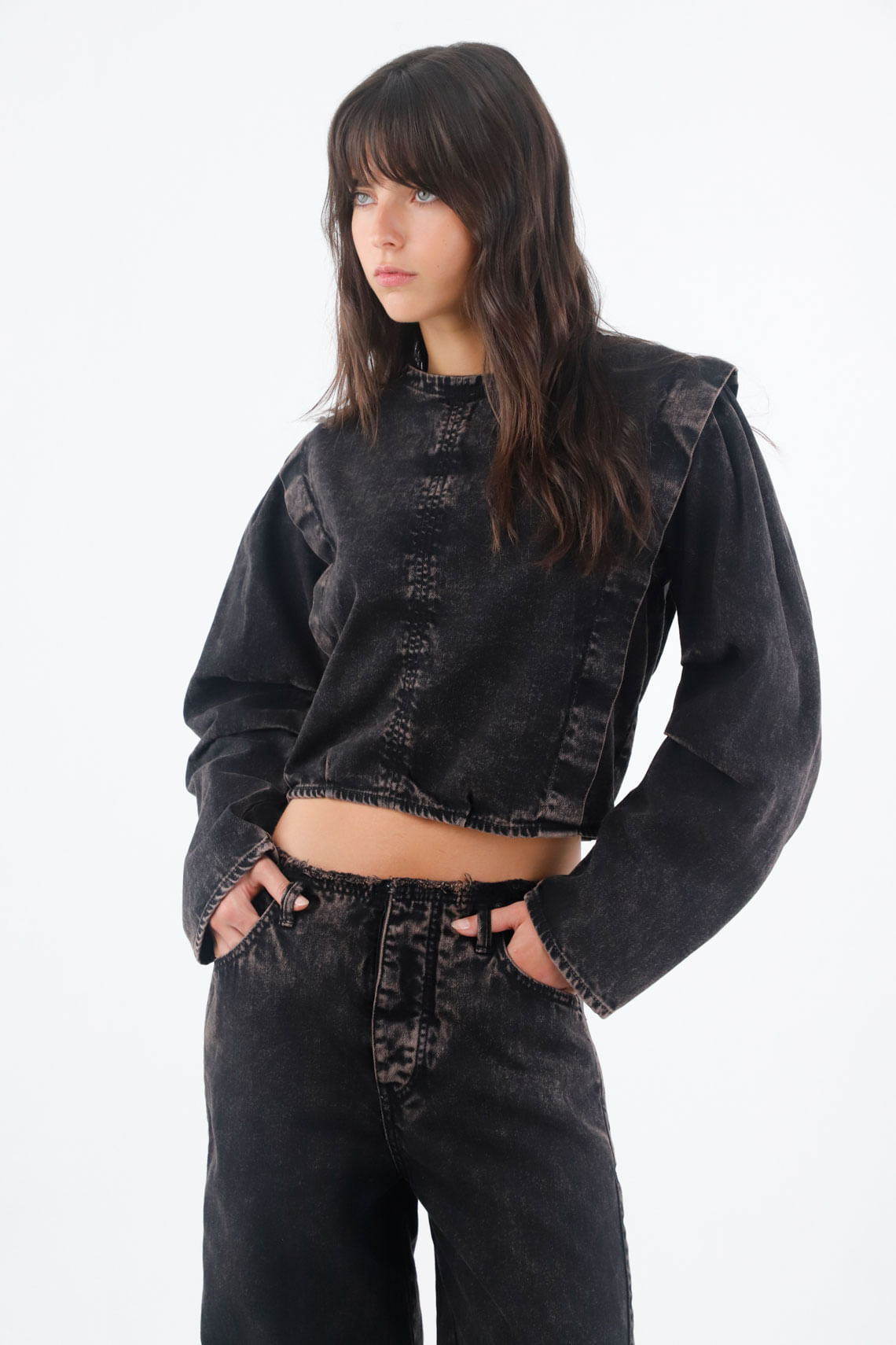 Camisa para mujer en algodón negro lavado relajado con hombros marcados