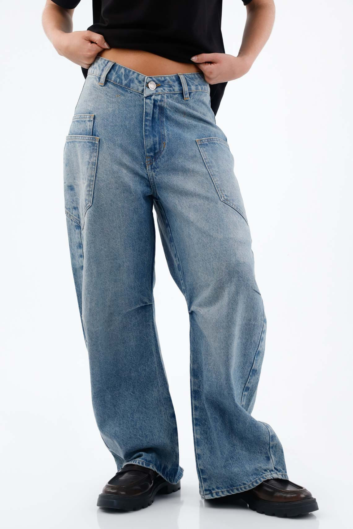 Jean para mujer en algodón azul medio fit horseshoe con bolsillos de parche