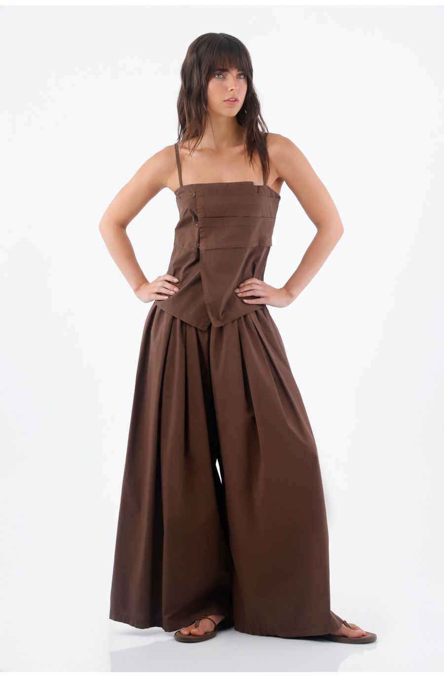 Top de tiras fit recto con botones lateral asimétrica en algodón color café para mujer