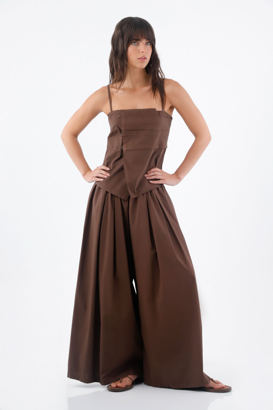 Top de tiras para mujer en algodón color café fit recto con abotonadura lateral asimétrica