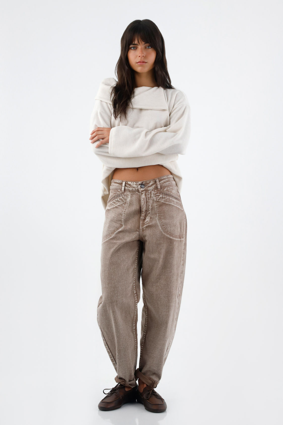 Pantalón para mujer de algodón arena fit relaxed con costuras curvas