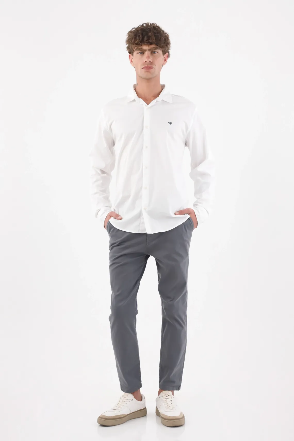 Pantalón chino para hombre en algodón gris slim con tobillo limpio