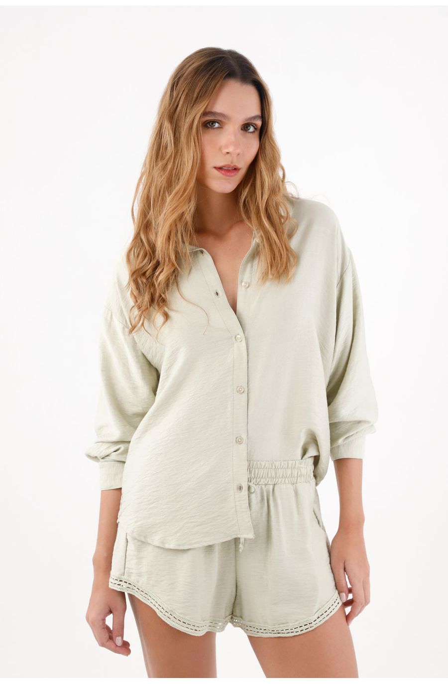 Camisa para mujer de viscosa verde salvia relaxed fit con textura arrugada