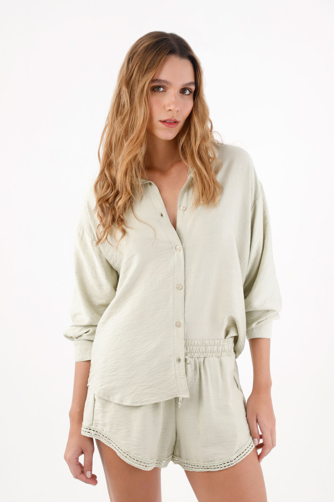 Camisa para mujer de viscosa verde salvia relaxed fit con textura arrugada