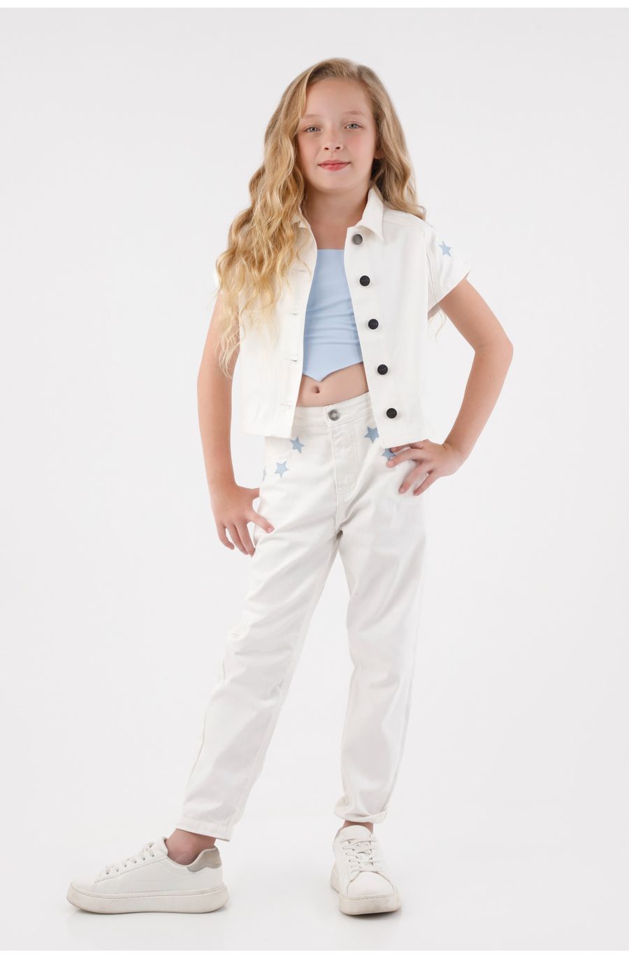 Jean para niña de algodón blanco mom fit con estrellas azules