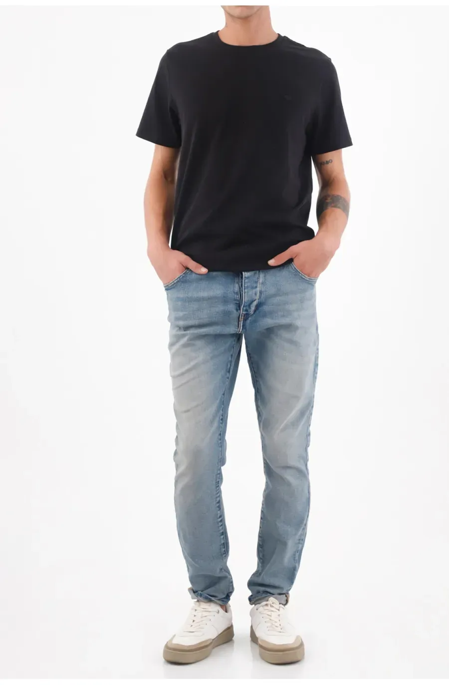 Camiseta para hombre de algodón negro regular fit con detalle tonal en pecho
