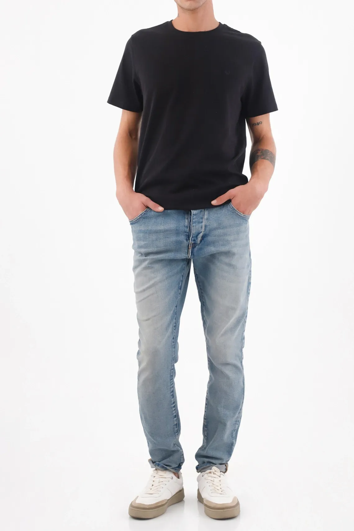 Camiseta para hombre de algodón negro regular fit con detalle tonal en pecho