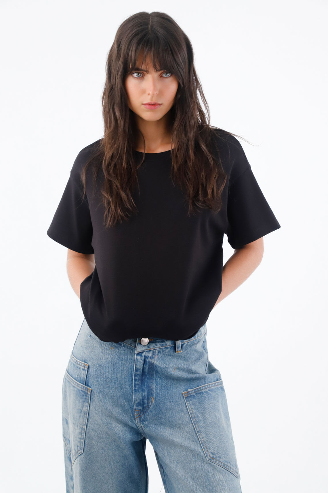 Camiseta para mujer de algodón en negro fit relajado con silueta boxy