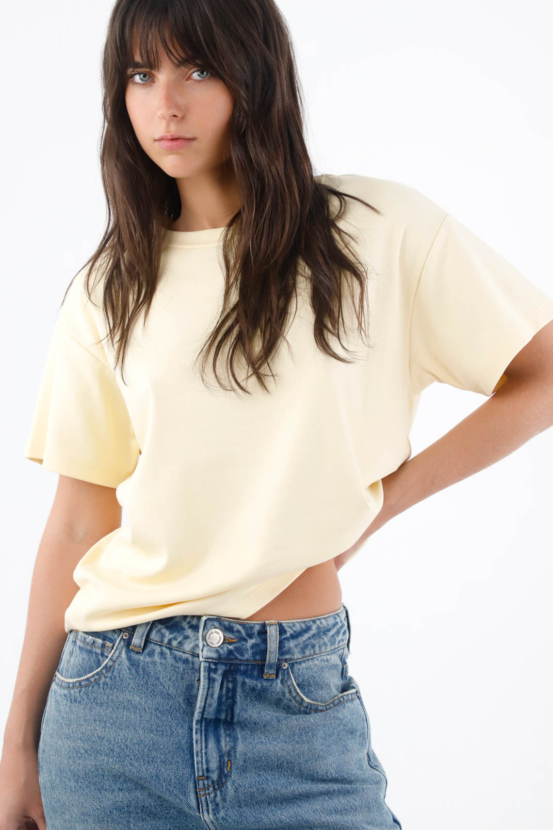 Camiseta para mujer de algodón amarillo pastel fit relajado con hombro caído