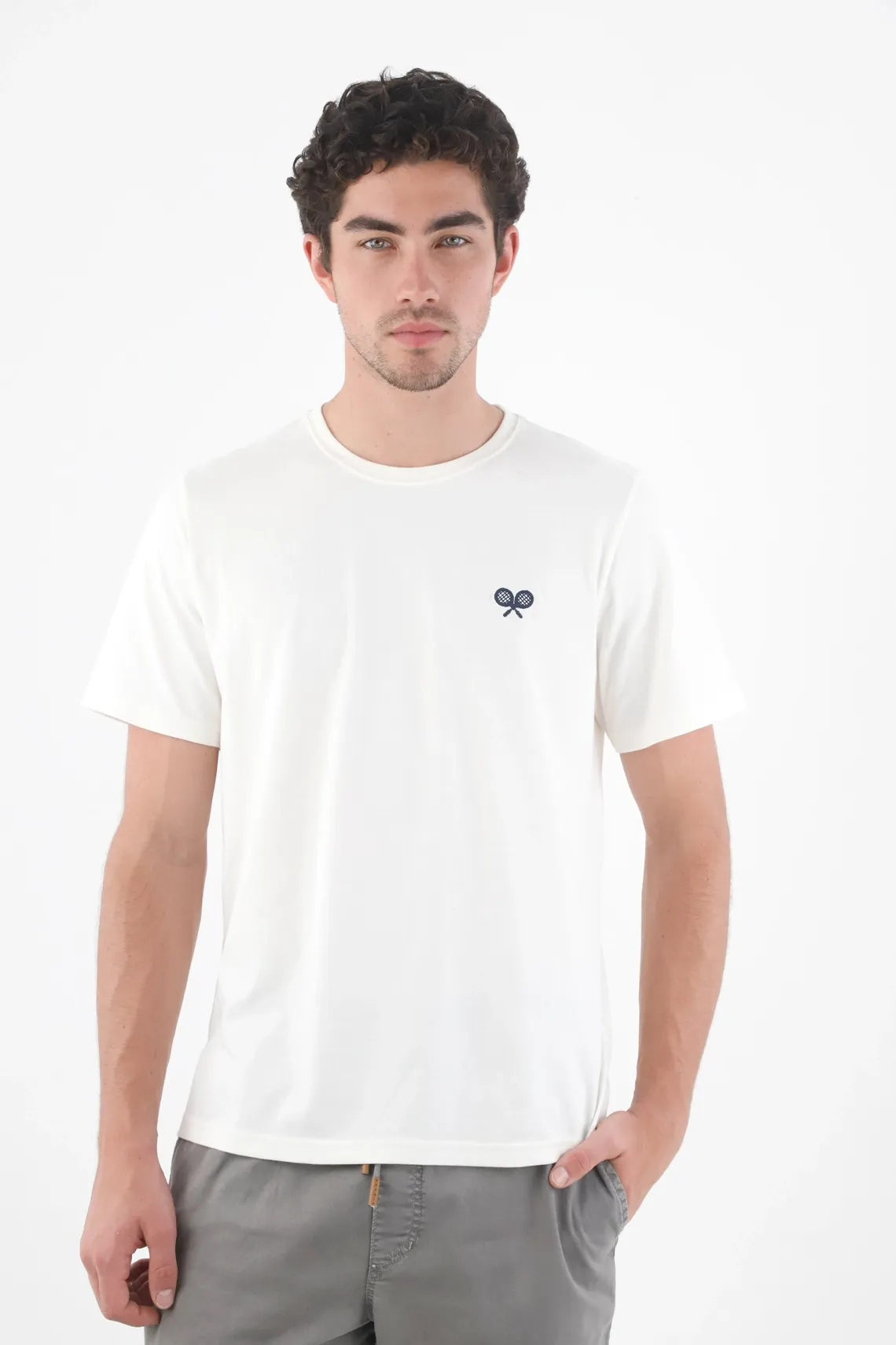 Camiseta regular fit con mini bordado raqueta de algodón blanco para hombre