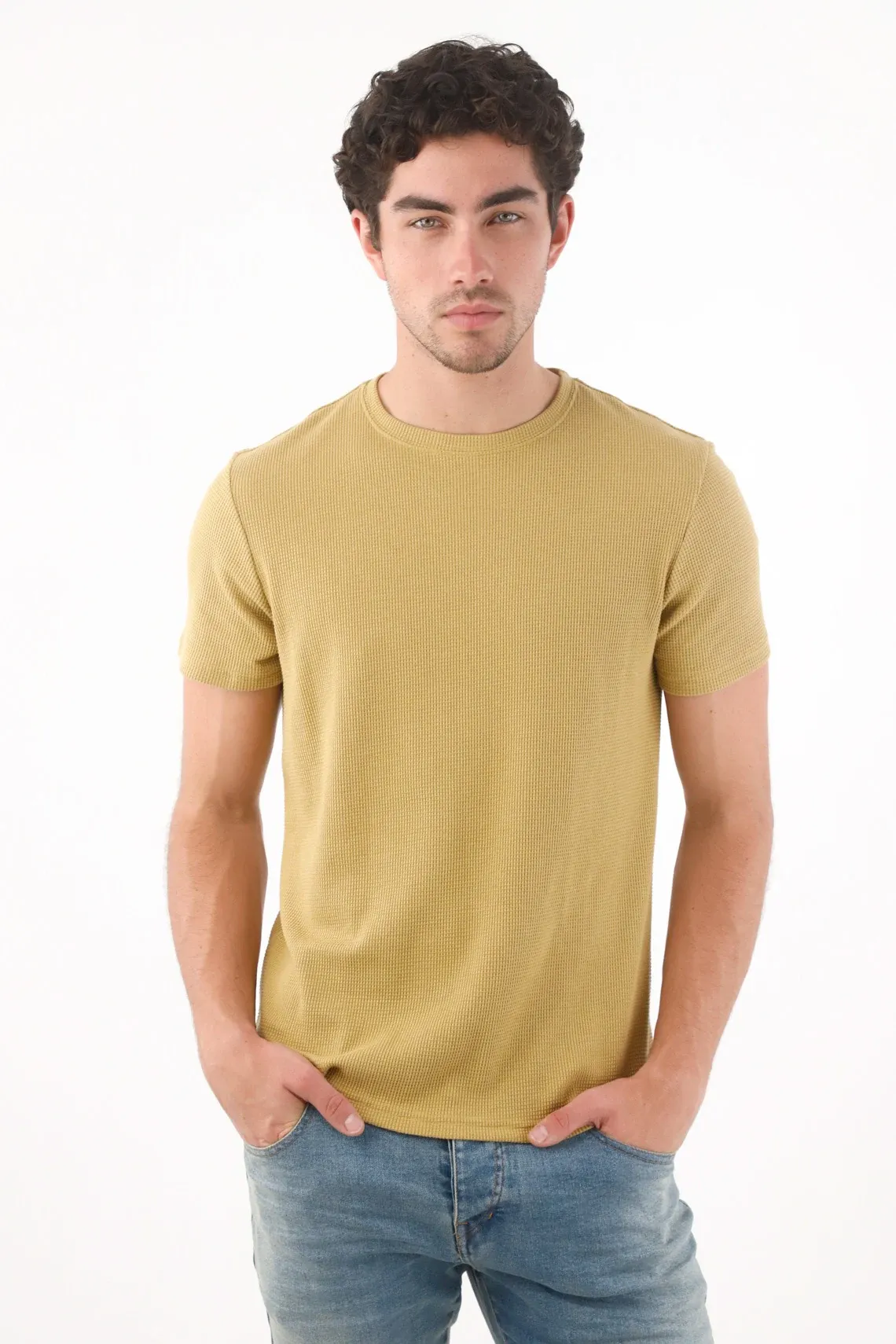 Camiseta fit regular con textura waffle en algodón mostaza para hombre