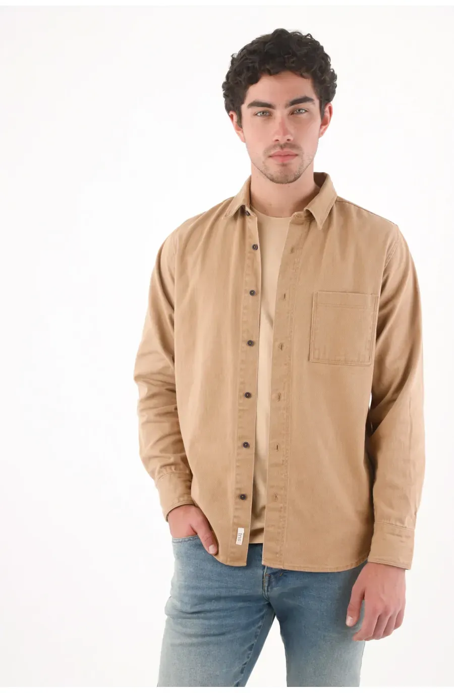 Camisa relajada con bolsillo cuadrado en algodón camel para hombre
