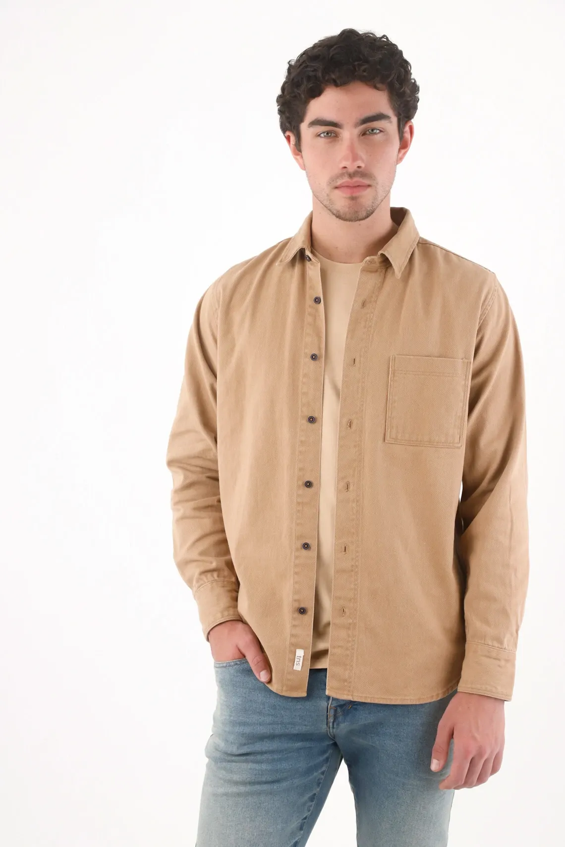 Camisa relajada con bolsillo cuadrado en algodón camel para hombre