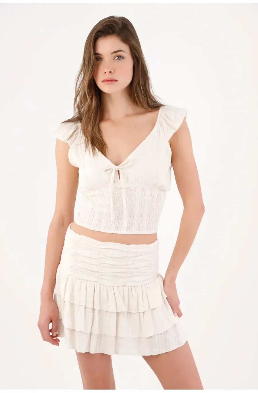 Blusa cropped entallada con lazo y nido de abeja en algodón crudo para mujer