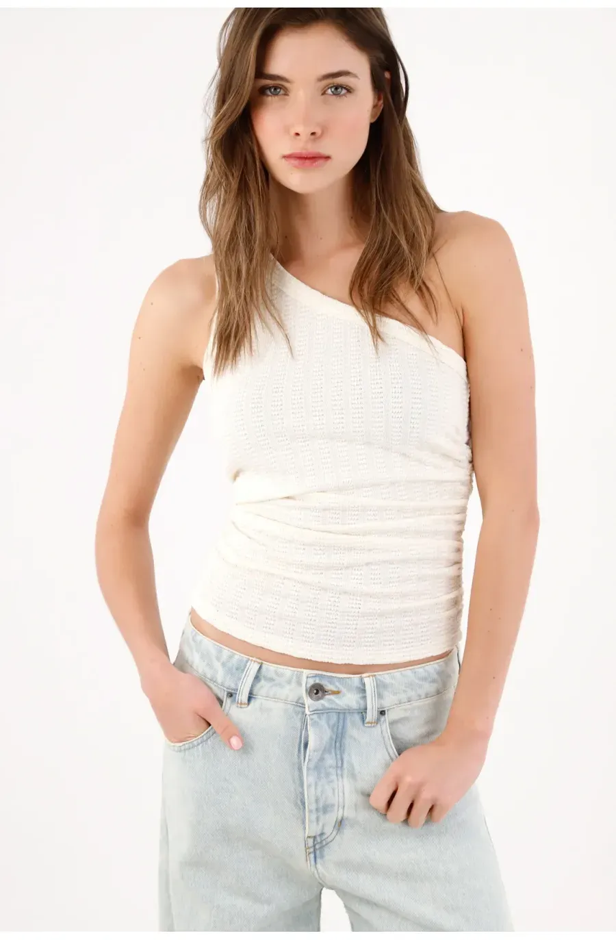 Tshirt slim con un hombro descubierto en poliéster blanco para mujer