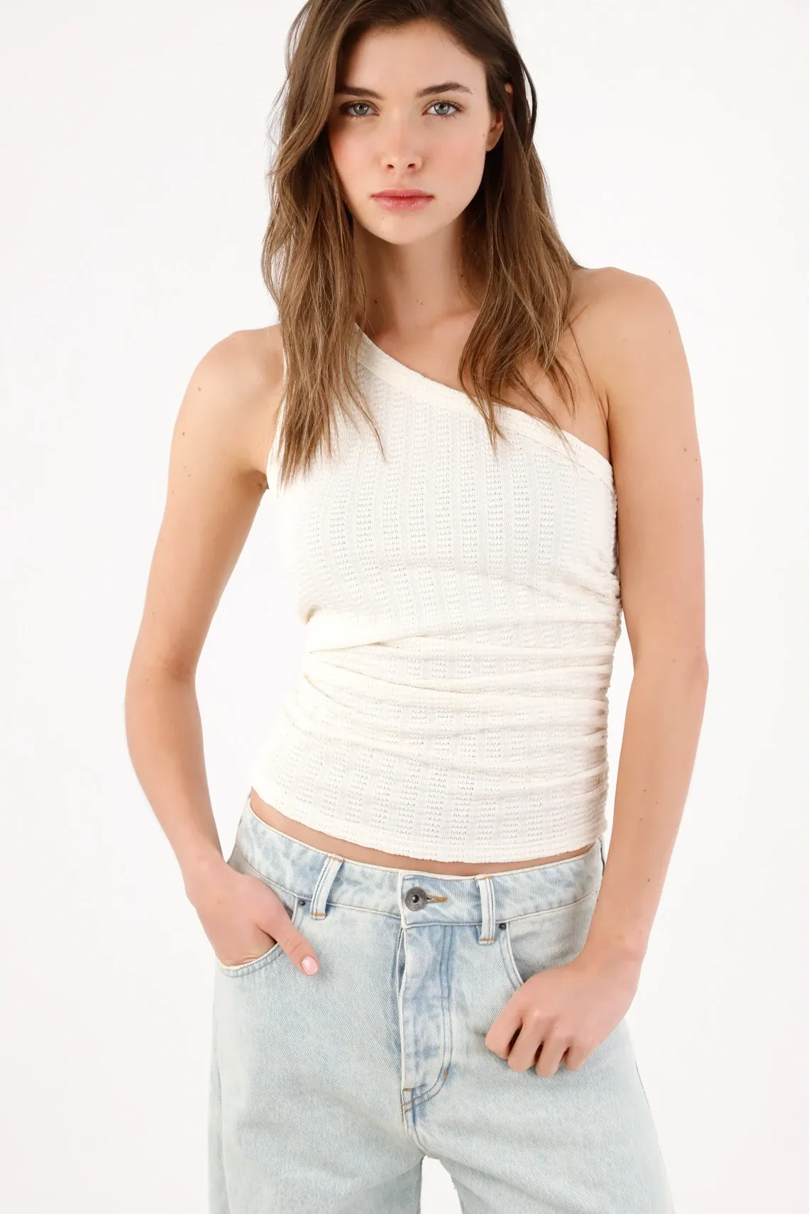 Tshirt slim con un hombro descubierto en poliéster blanco para mujer