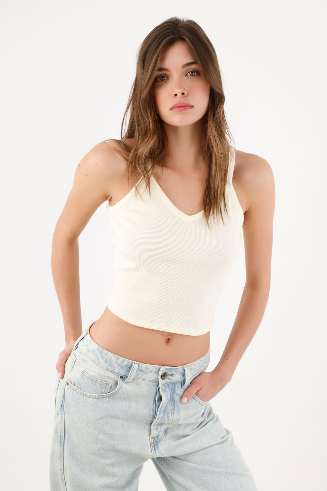 Top slim crop con escote V en algodón crema para mujer