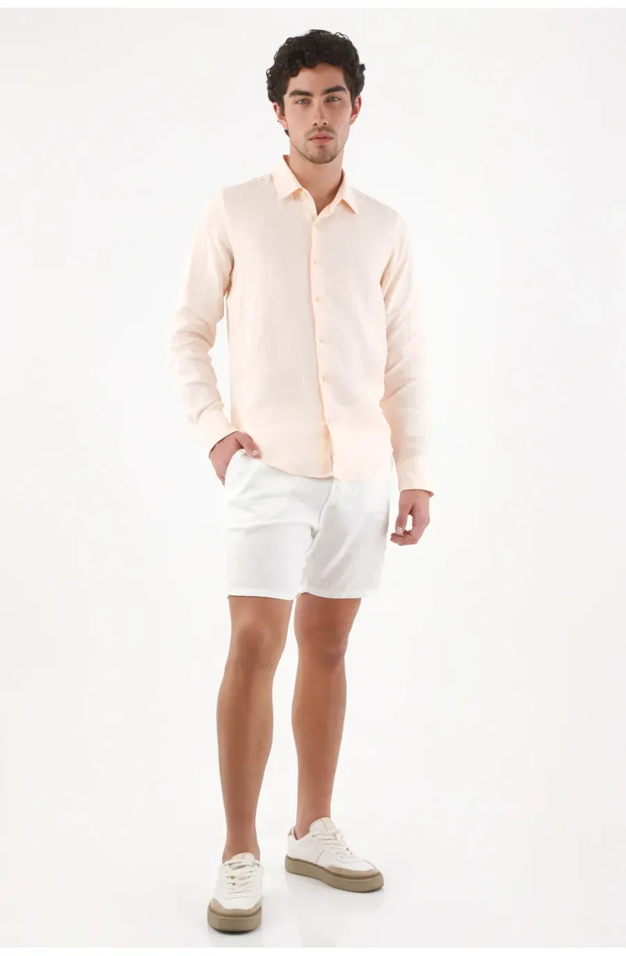 Camisa regular con botones al tono de lino color durazno para hombre