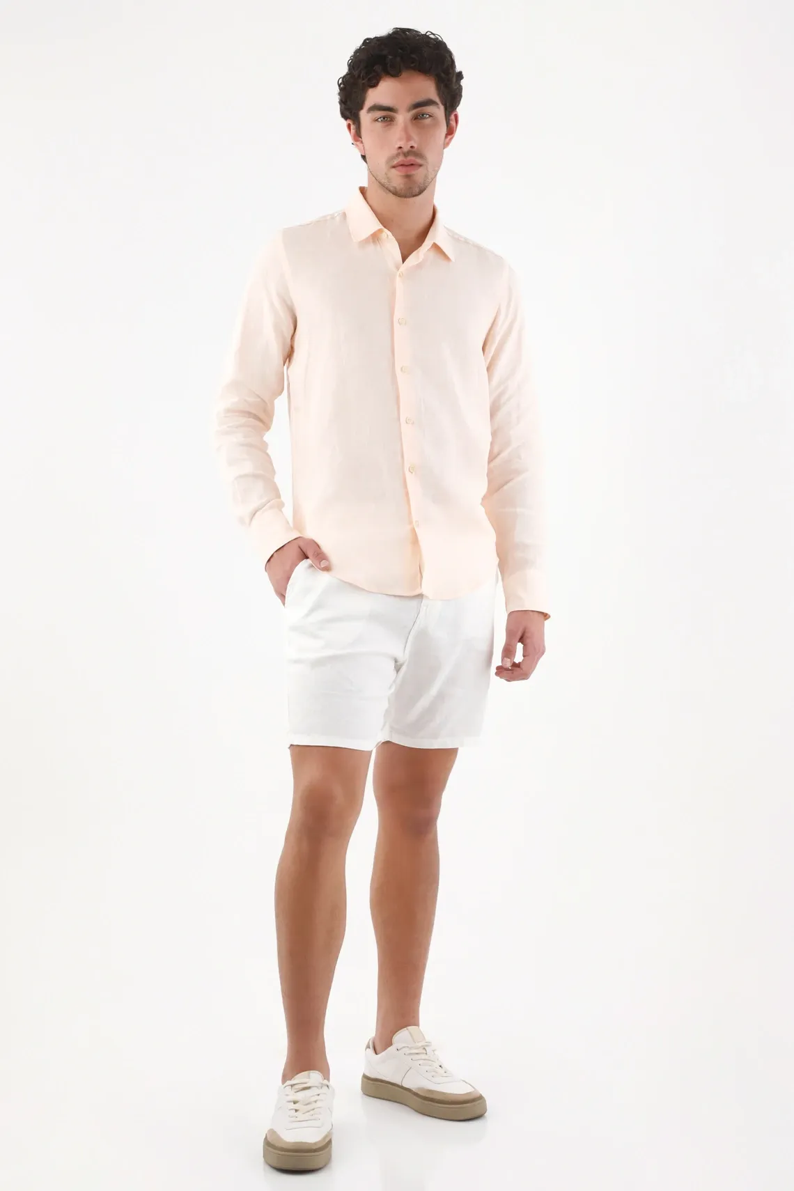 Camisa regular con botones al tono de lino color durazno para hombre