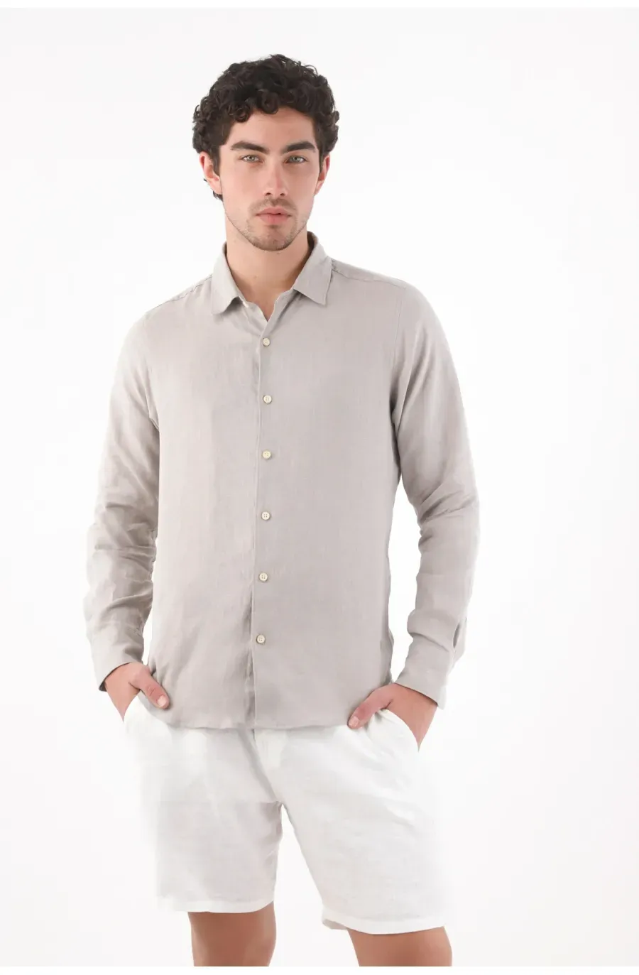 Camisa corte recto con botones crema en lino gris claro para hombre