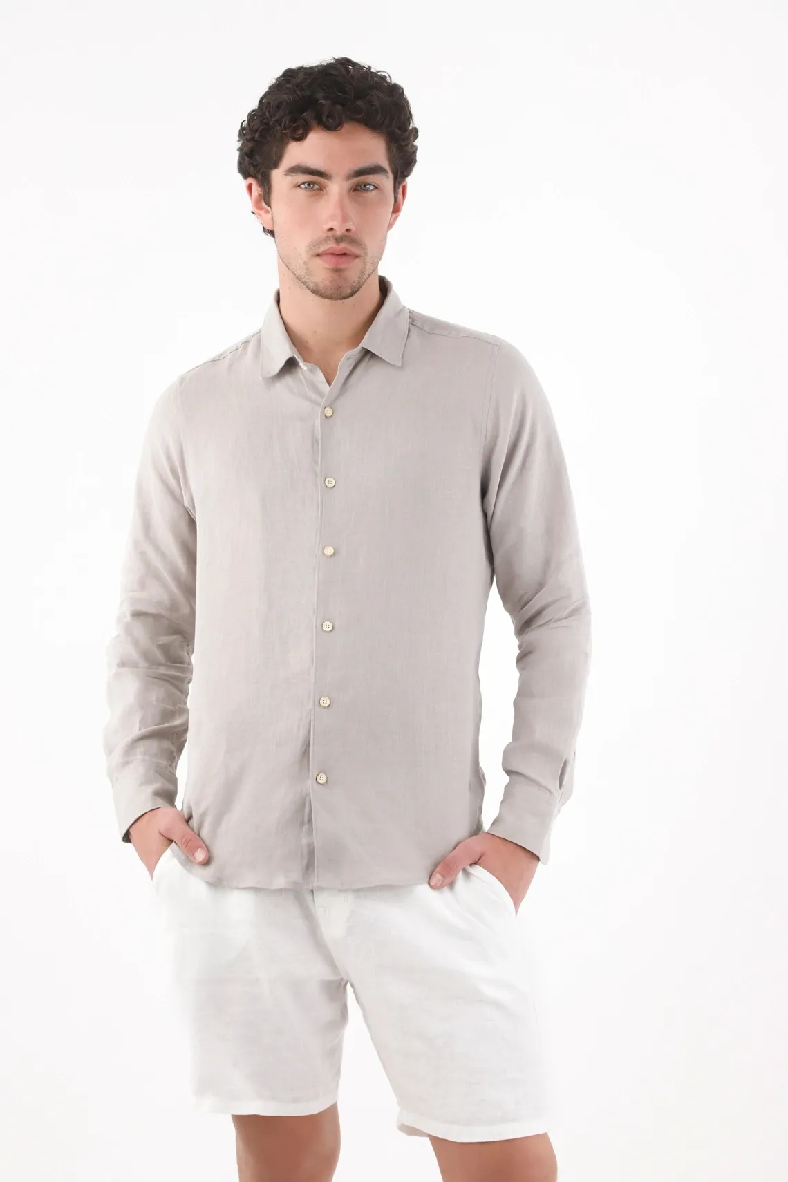 Camisa corte recto con botones crema en lino gris claro para hombre