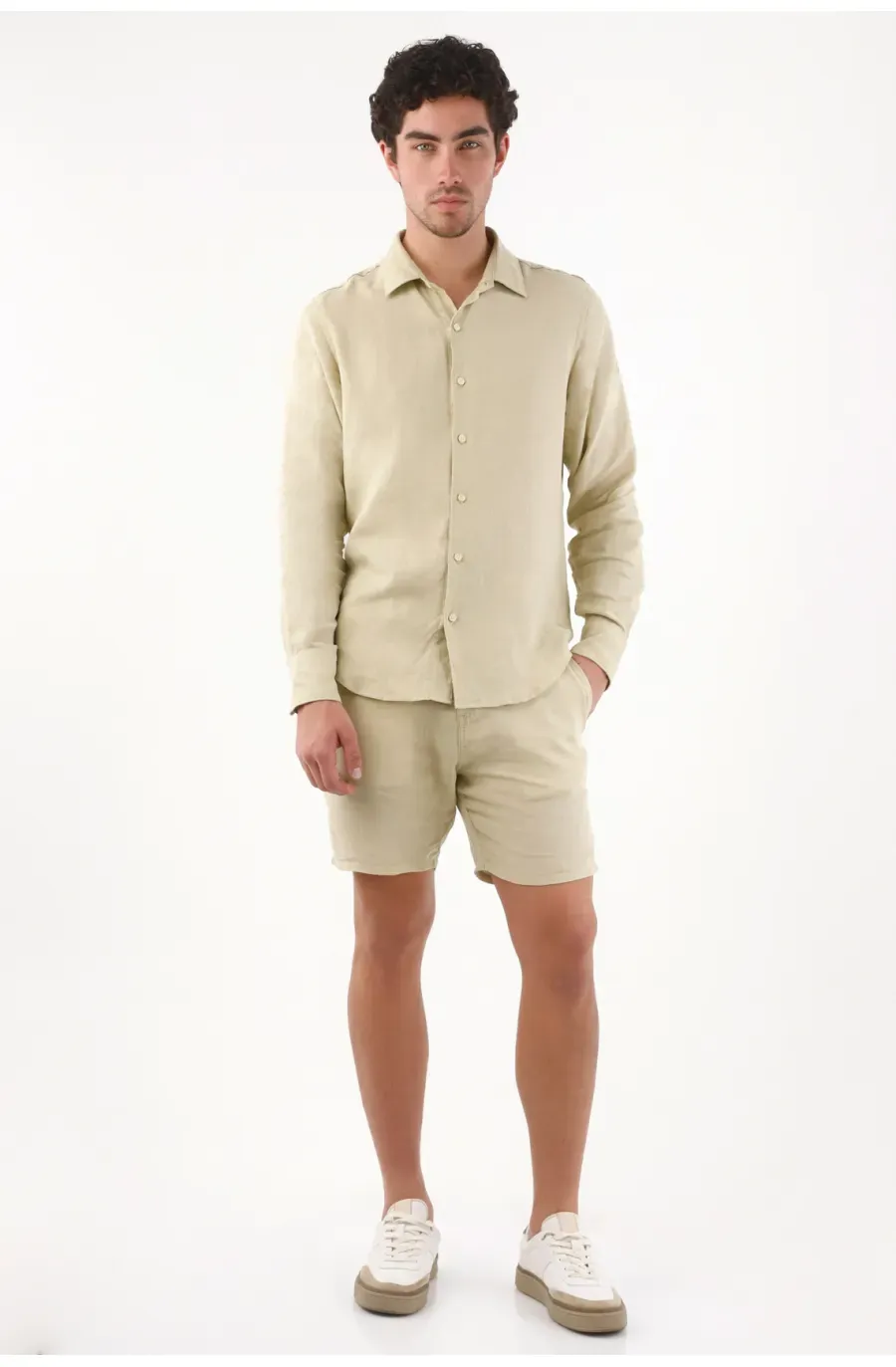 Camisa manga larga fit relajado con botones tono a tono de lino beige para hombre