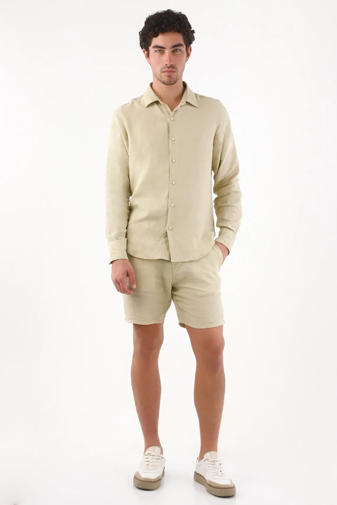 Camisa manga larga fit relajado con botones tono a tono de lino beige para hombre