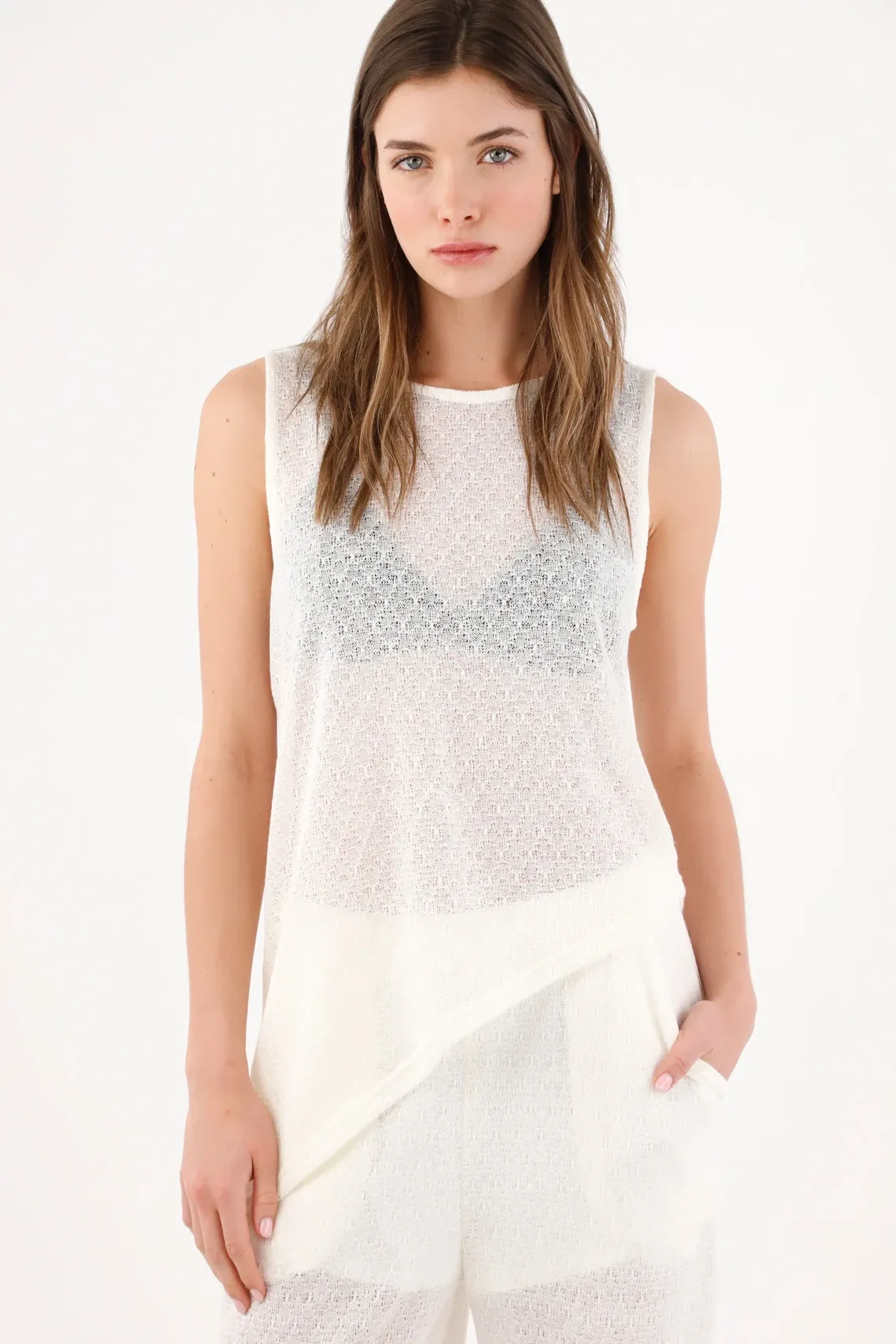 Camiseta sin mangas fit relajado con tejido calado en poliéster blanco para mujer