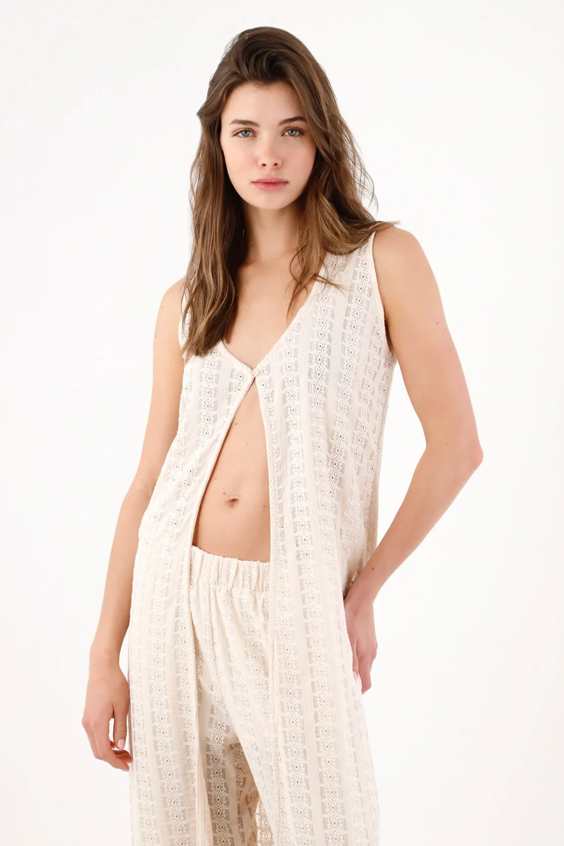 Chaleco largo suelto con cierre único frontal en encaje crudo para mujer