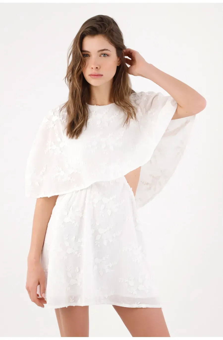 Vestido corto corte A con capa flotante en algodón blanco para mujer