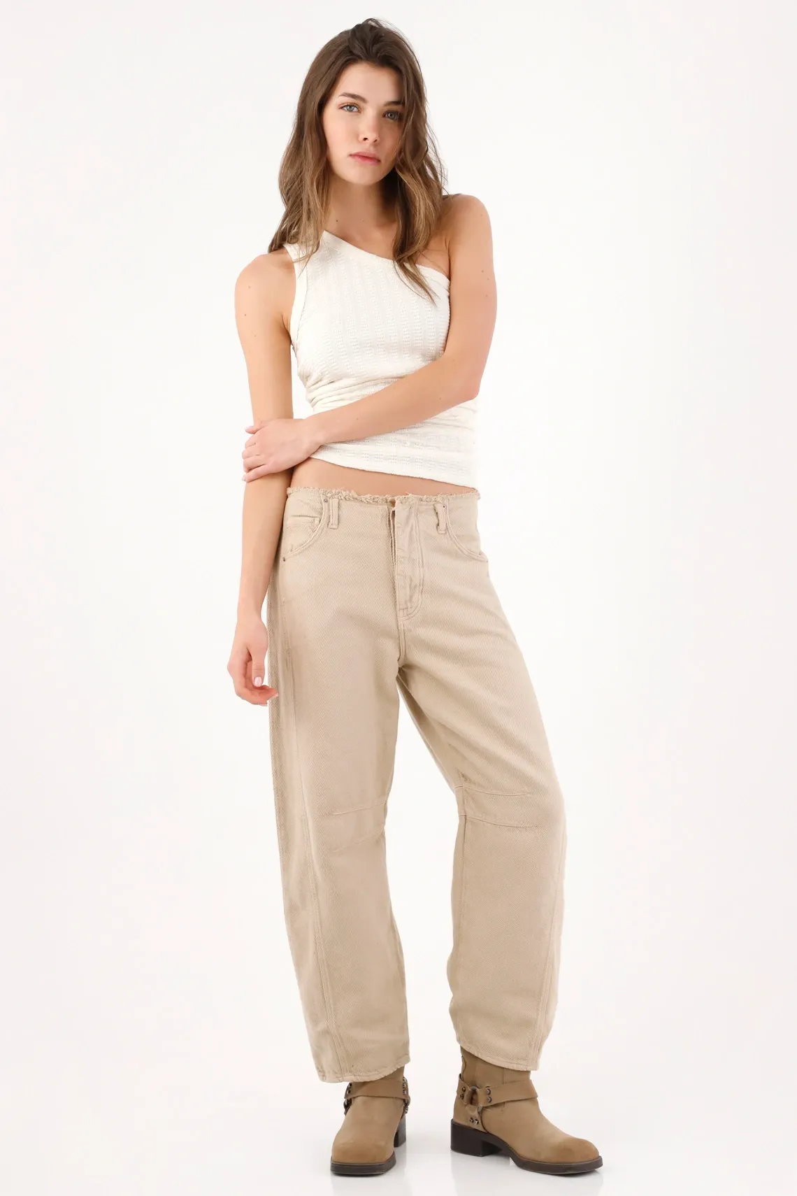 Pantalón relaxed fit con cintura deshilachada de algodón beige para mujer