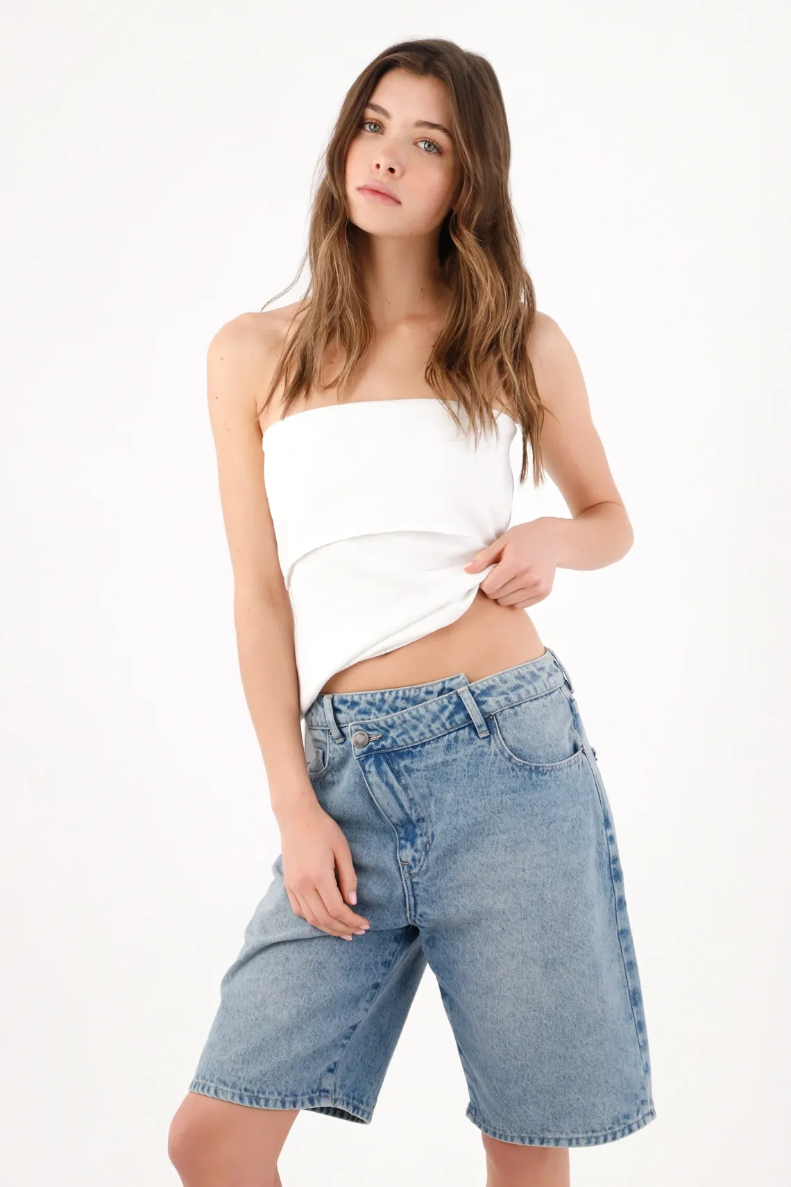 Bermuda fit relajado con largo a la rodilla en algodón azul para mujer