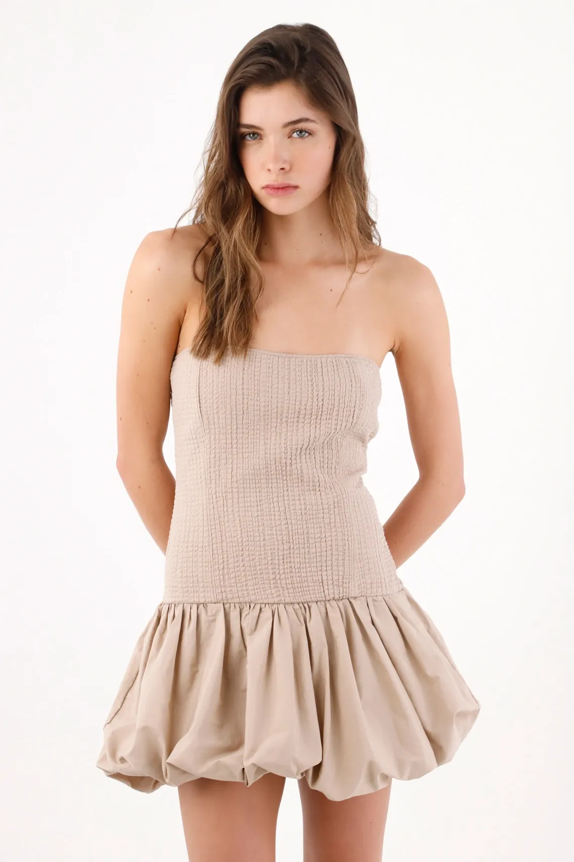 Vestido mini strapless con falda globo en algodón beige para mujer