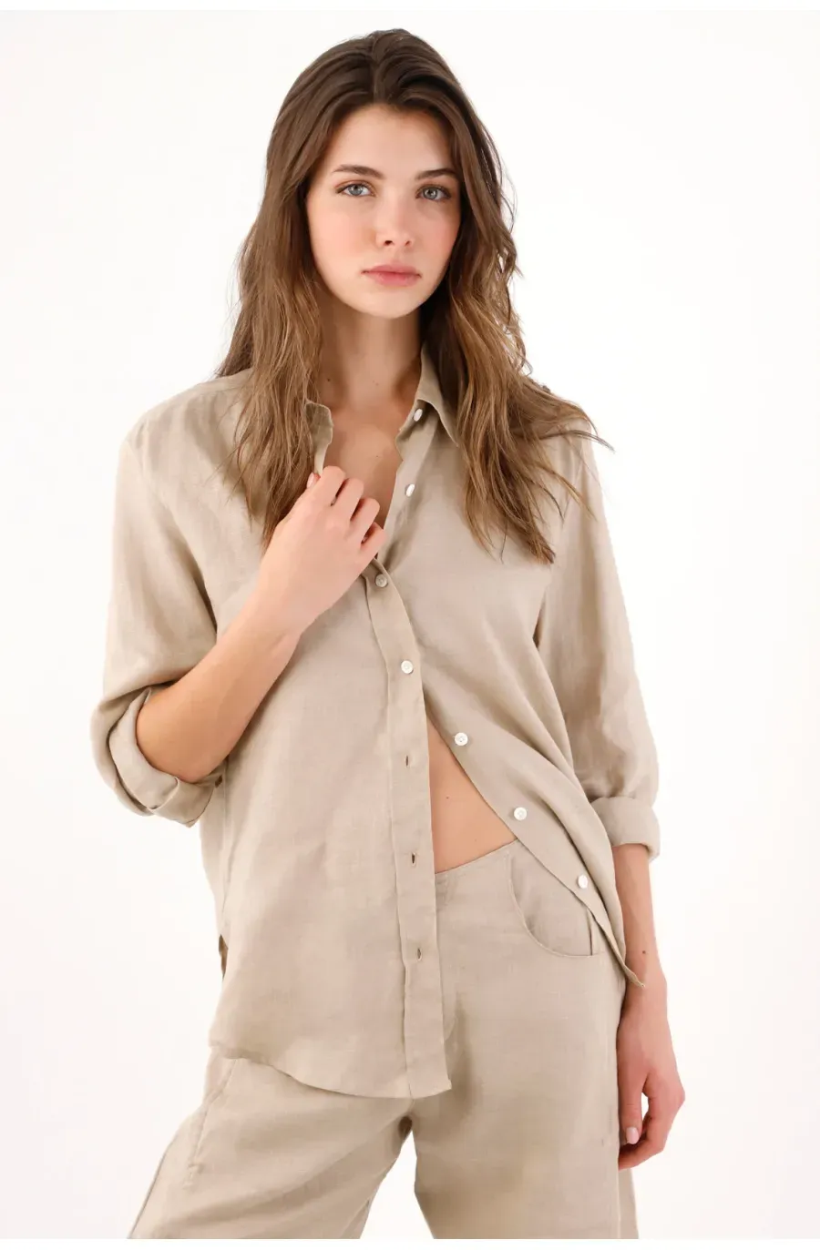 Camisa para mujer de lino beige fit recto con bajo redondeado