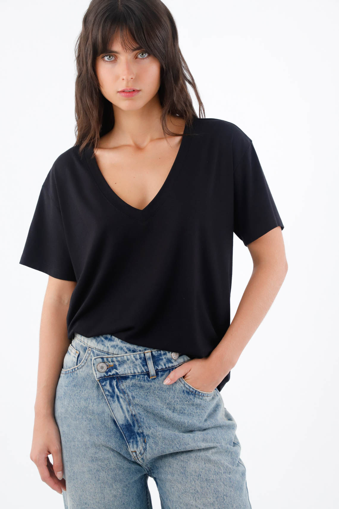 Camiseta para mujer algodón negro fit relajado escote V