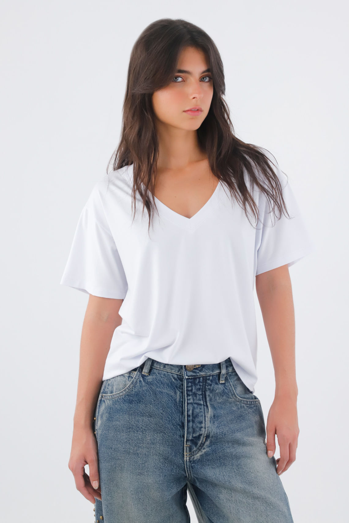 Camiseta para mujer de algodón blanca de fit relajado con escote en V