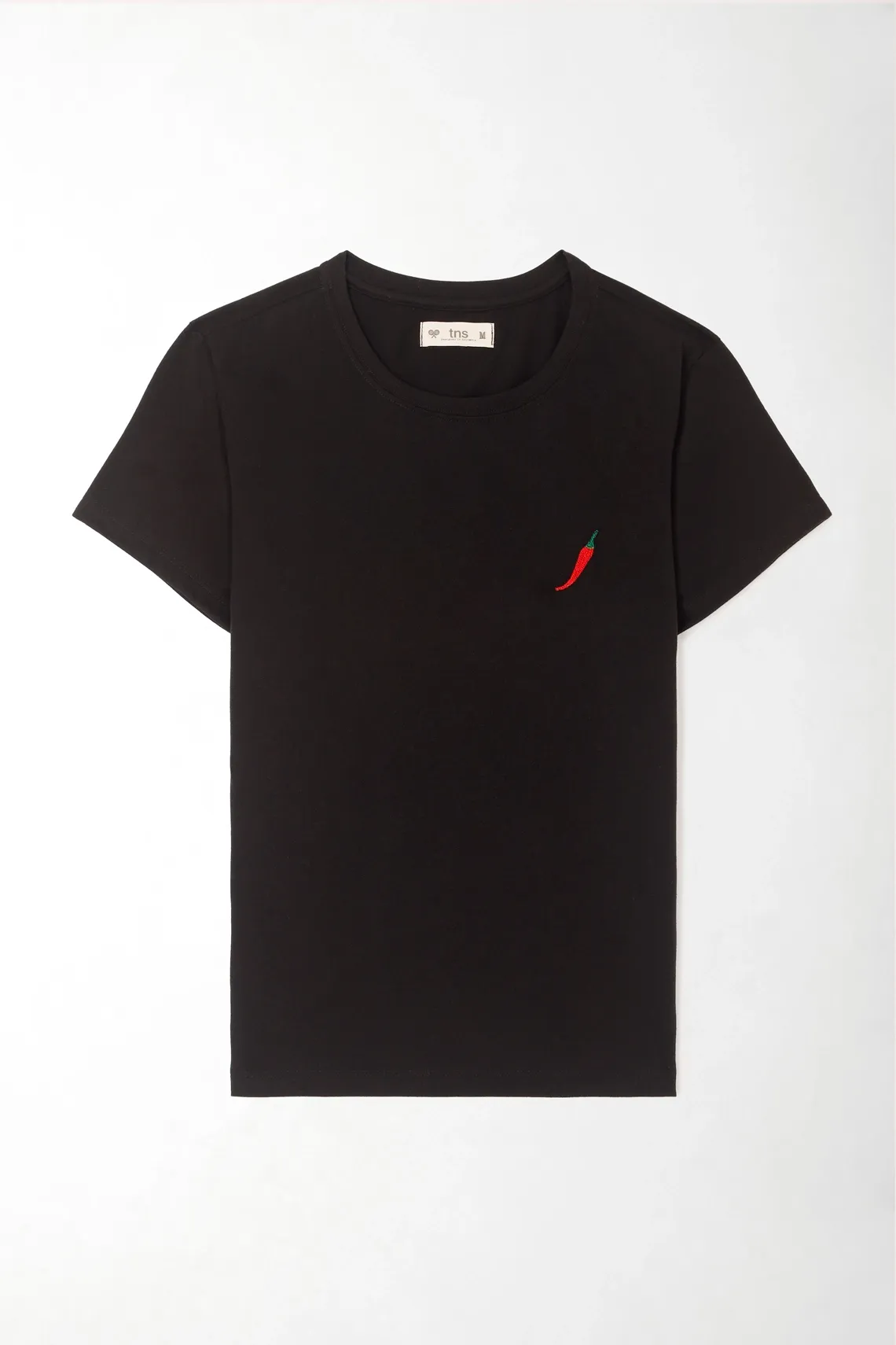 Camiseta fit clásico con mini bordado de chile en algodón negro para mujer