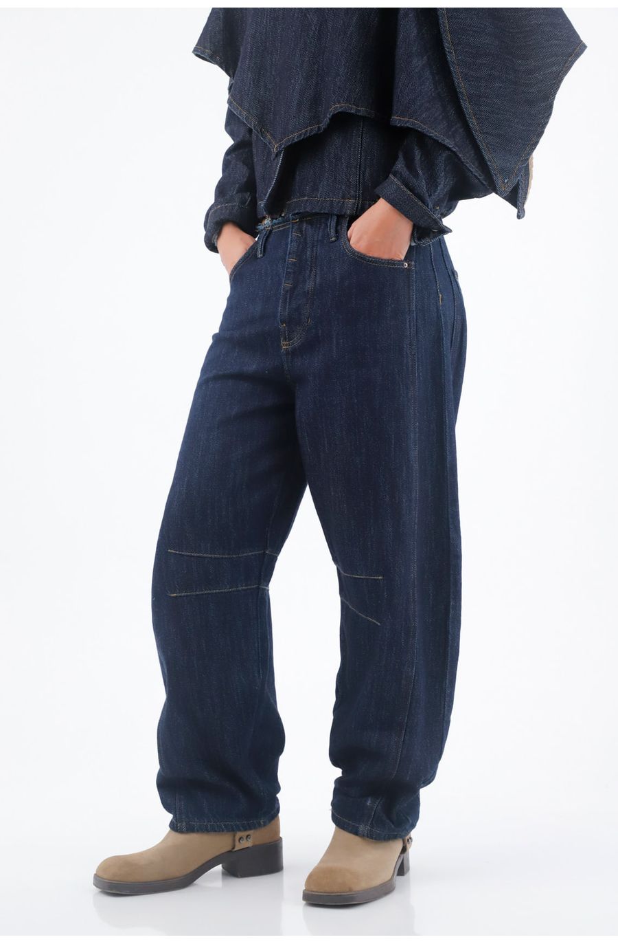 Jean para mujer en denim azul oscuro fit holgado con cintura desflecada